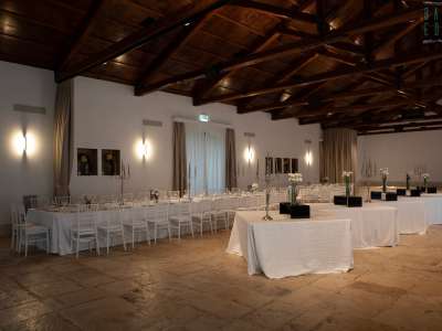 Mentre sono stati adibiti a sale eventi l�antica scuderia e il granaio, che conserva ancora il soffitto a capriate in legno